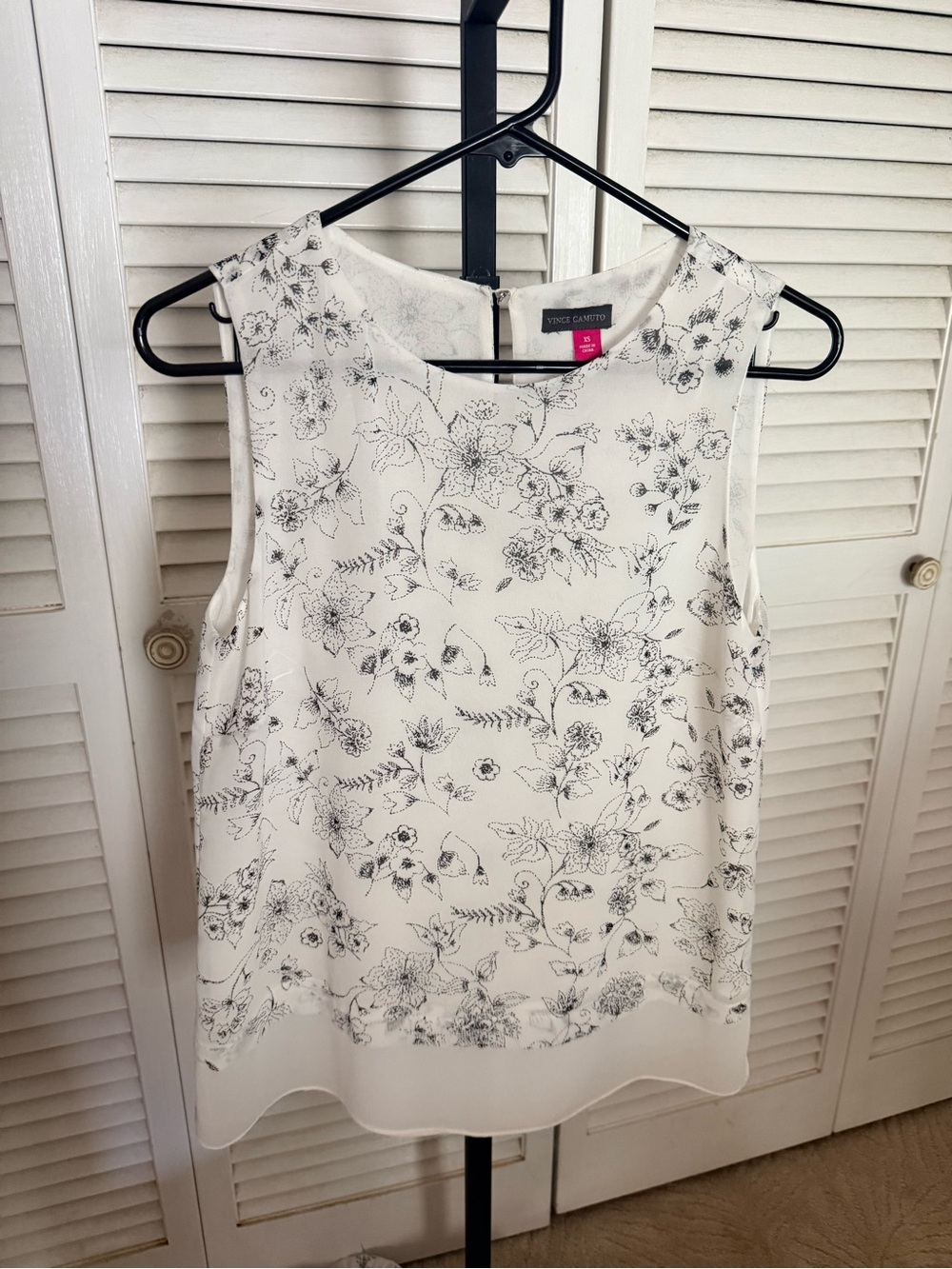 Vince Camuto White and Black Floral-Print Sleeveless Camisole